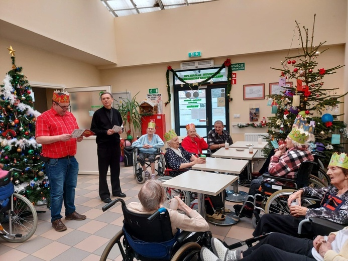 Świętowanie Bożego Narodzenia i tworzenie szopki w hospicjum