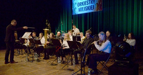 Orkiestrę prowadzi Bartłomiej Gawron.