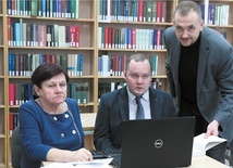 Sukcesu Macieja Oksztulskiego (w środku) nie byłoby  bez wsparcia jego mamy Danuty  i prof. Macieja Perkowskiego.
