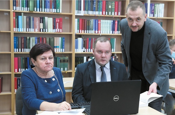 Sukcesu Macieja Oksztulskiego (w środku) nie byłoby  bez wsparcia jego mamy Danuty  i prof. Macieja Perkowskiego.