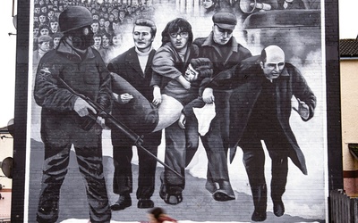 Mural upamiętniający ofiary „krwawej niedzieli” (30 stycznia 1972 r.) w Londonderry. Podczas pacyfikacji w katolickiej dzielnicy miasta zginęło 14 osób.
