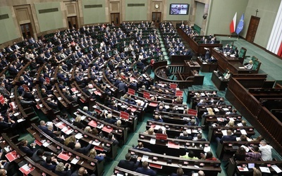 Sejm odrzucił poprawki Senatu do ustawy czasowo obniżającej VAT m.in. na żywność, nawozy i gaz