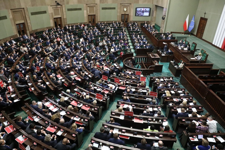 Sejm odrzucił poprawki Senatu do ustawy czasowo obniżającej VAT m.in. na żywność, nawozy i gaz