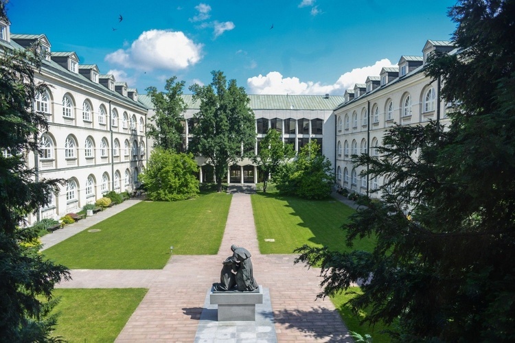 Pomnik dwóch Polaków wyniesionych na ołtarze stoi na dziedzińcu KUL.