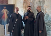 Męskie trio śpiewa pieśni, psalmy i utwory sakralne