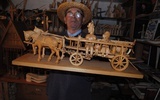 Jan Puk z jedną ze swoich drewnianych zabawek.