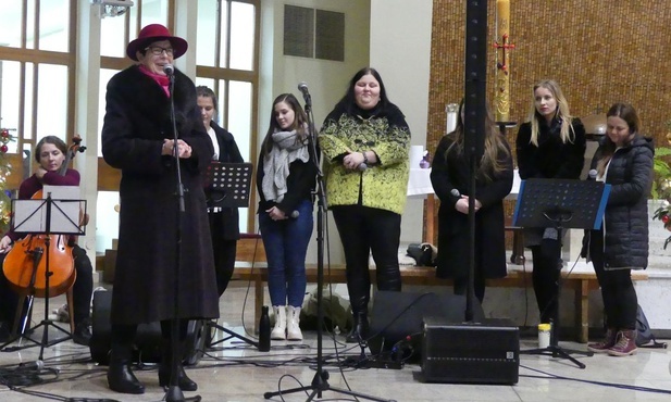 Muzycy Fausystem i Irena Olma - prezes parafialnego oddziału Akcji Katolickiej w Aleksandrowicach.