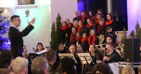 Orkiestra Beskid SoundProject pod batutą Sebastiana Niemczyckiego u bielskich pallotynów.