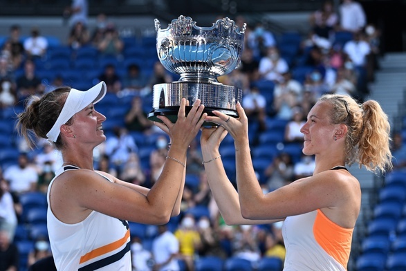 Australian Open - czwarty wspólny tytuł wielkoszlemowy Krejcikovej i Siniakovej