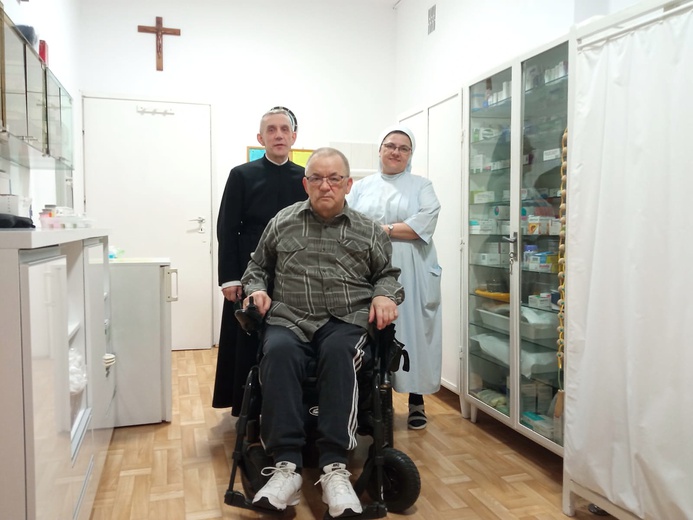  Br. Sylwester Wojdyła SJ (pierwszy z lewej) opiekuje się chorymi i starszymi współbraćmi. 