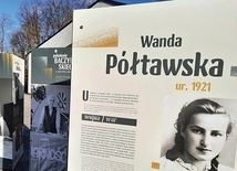 ▲	Ekspozycja na placu Polonii 1 powstała, by podtrzymać pamięć o poecie i jego rówieśnikach.