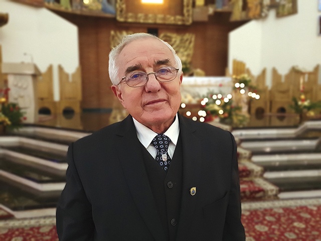 	Ma 71 lat. Kiedy spogląda na 12 ostatnich lat życia, widzi, że więcej było w nim nastolatka niż starszego pana.