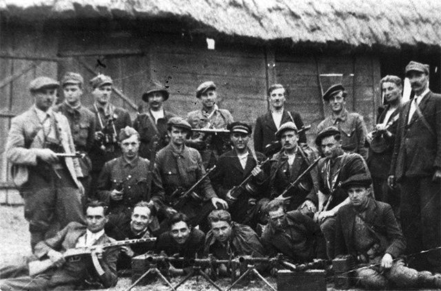 ▲	Oddział Antoniego Kopaszewskiego. Stracony Zdzisław Dąbrowski „Senator” pierwszy od lewej w drugim rzędzie.