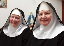 ▲	S. Miriam Pałasz (z lewej), przełożona wspólnoty i s. Regina Zielińska dzielą się świadectwem życia konsekrowanego.