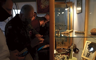 ▲	Oprócz artefaktów spod Słomina w gablotach prezentowano eksponaty z kolekcjonerskich zbiorów Wojciecha Szelągowskiego i ks. Grzegorza Mierzejewskiego, m.in. broń palną z epoki.