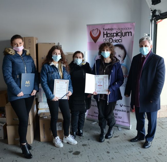 Przekazanie darów w hospicjum w Rzeszowie.