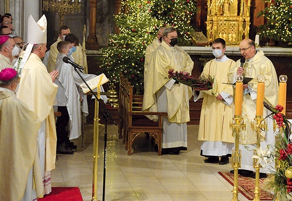 ▲	W imieniu obecnych życzenia składa ks. Marian Mazurkiewicz.