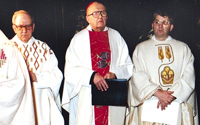 ▲	Msza św. pod przewodnictwem bp. Edwarda Materskiego. Z lewej niemiecki kapłan, z prawej ks. inf. Stanisław Pindera.