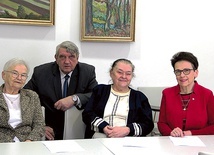 ◄	W siedzibie Okręgowej Izby Lekarskiej (od lewej): Barbara Paczwa, Mieczysław Szatanek, Teresa Zawisza-Łapa i Jadwiga Kazana.