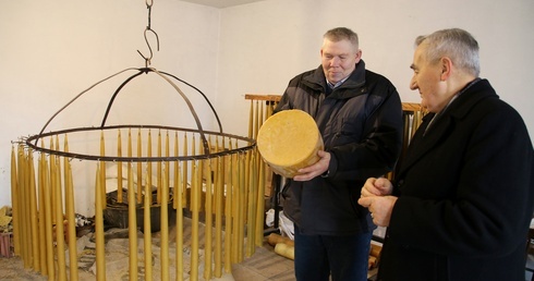 Takie plastry wosku bractewni wytapiali na gorącą masę, z której tworzono świece.