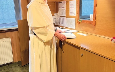 O. Grzegorza w katowickim klasztorze dominikanów można spotkać m.in. w zakrystii. Pełni funkcje duszpasterza akademickiego, liturgisty i zakrystiana konwentu.