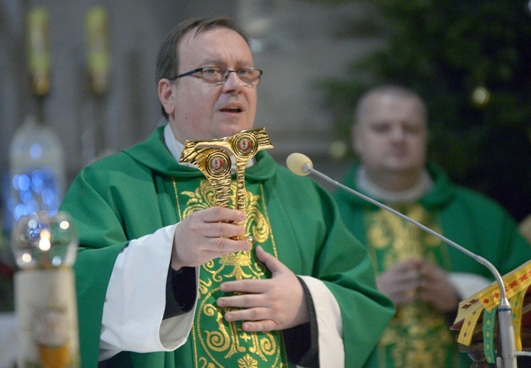 Pierwsze błogosławieństwo relikwiami męczenników w białobrzeskiej świątyni.