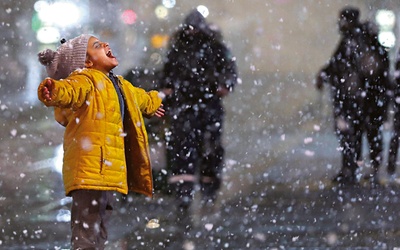 Dziewczynka cieszy się ze śniegu, który spadł w Izraelu. Opady zanotowano również w Turcji i Grecji.
26.01.2022 Jerozolima