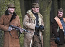 „Wyklęty” to przejmująca opowieść o losie ostatnich żołnierzy antykomunistycznego podziemia. Na zdjęciu Marcin Kwaśny (w środku) jako „Wiktor”.