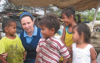 Polska misjonarka siostra Ewa Mazur i jej podopieczni z filipińskich slumsów  na wyspie Cebu.