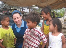 Polska misjonarka siostra Ewa Mazur i jej podopieczni z filipińskich slumsów  na wyspie Cebu.