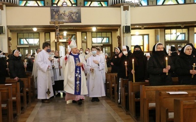 Bp Marek Solarczyk poświęcił gromnice.