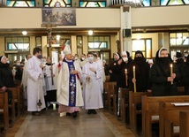 Bp Marek Solarczyk poświęcił gromnice.