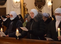 W katedrze łowickiej spotkały się na wspólnej modlitwie osoby konsekrowane.