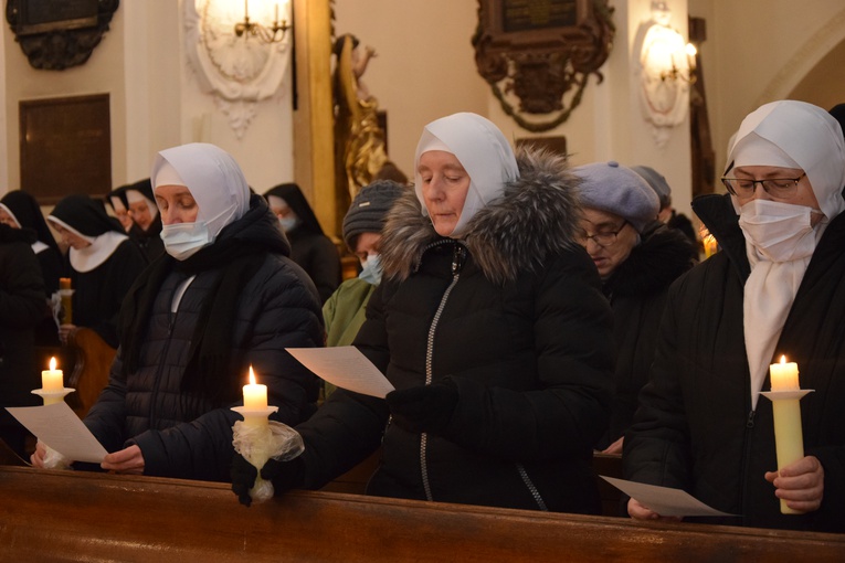 W katedrze łowickiej spotkały się na wspólnej modlitwie osoby konsekrowane.