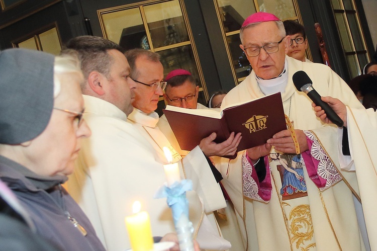 Jubileuszowa pielgrzymka osób konsekrowanych do Skrzatusza cz.1
