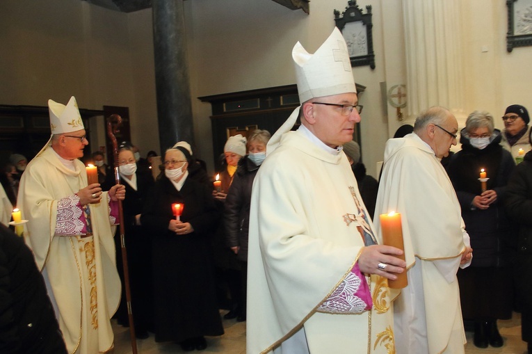 Jubileuszowa pielgrzymka osób konsekrowanych do Skrzatusza cz.1