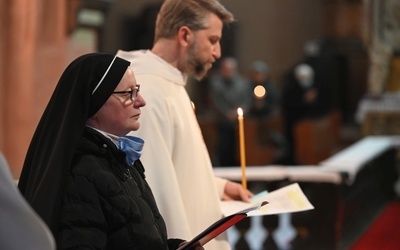 Zebrane w katedrze osoby konsekrowane odnowiły przyrzeczenia i dziękowały za powołanie.