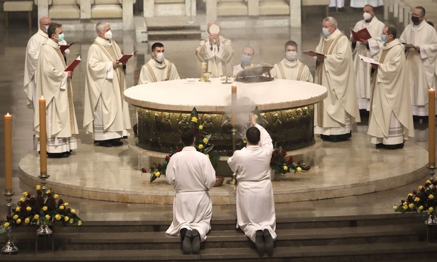 Ołtarz nakryty - jak zwykle - białym obrusem