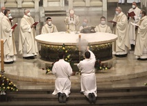 Ołtarz nakryty - jak zwykle - białym obrusem