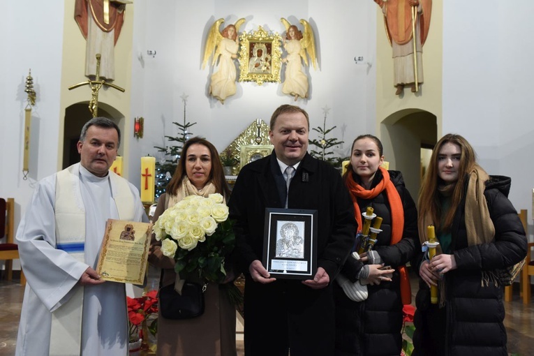 Rodzina państwa Wolaków z ks. proboszczem Eugeniuszem Mrożkiem.