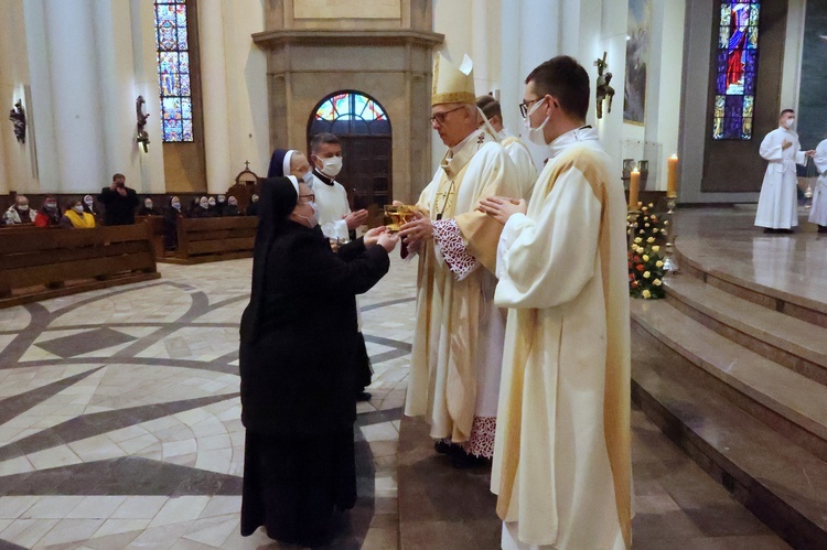 Liturgiczne rozpoczęcie posługi arcybiskupa koadiutora cz. 1