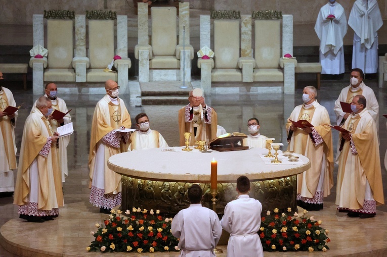 Liturgiczne rozpoczęcie posługi arcybiskupa koadiutora cz. 1