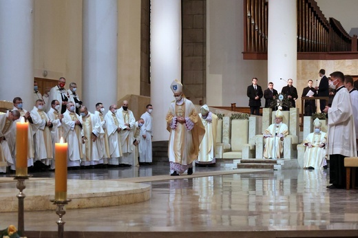 Liturgiczne rozpoczęcie posługi arcybiskupa koadiutora cz. 1