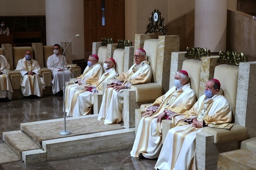 Liturgiczne rozpoczęcie posługi arcybiskupa koadiutora cz. 1