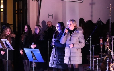 Wierni parafii w Domaniewicach od lat dbają o niepowtarzalny klimat Bożego Narodzenia, w którym najważniejsze jest uwielbienie pieśnią Dzieciątka.