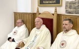 Biskup senior w asyście koncelebransów: ks. Krzysztofa Ory i o. Wojciecha Kotowskiego SSCC.