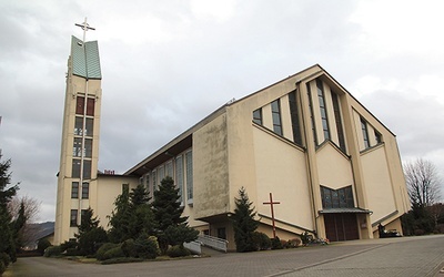 Trzydziestoletni budynek kościelny stuletniej parafii św. Urbana.