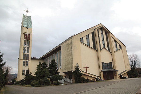 Trzydziestoletni budynek kościelny stuletniej parafii św. Urbana.