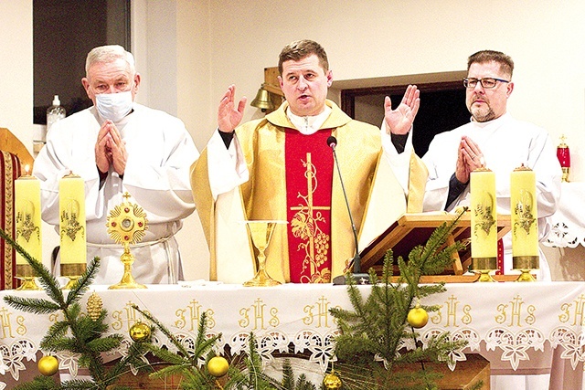 ▲	Ksiądz proboszcz polecał wstawiennictwu świętego wszystkich parafian.