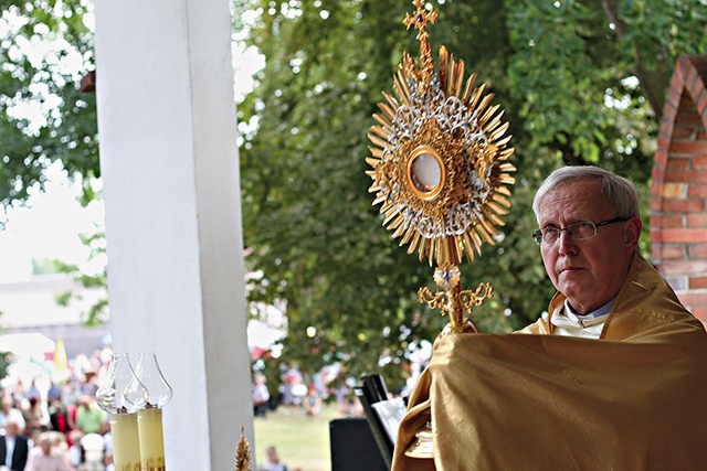 Od 1 lutego w kolejnych kościołach parafialnych i zakonnych kaplicach trwa całodzienna adoracja Najświętszego Sakramentu.